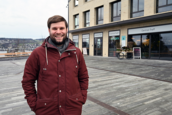 Mann auf einem Platz im Dorf