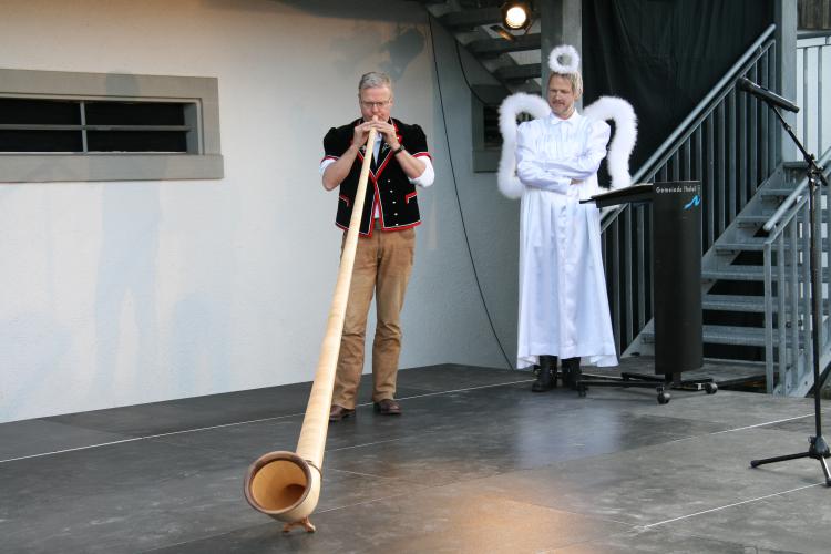 Himmelsfunktionär Flüglistaler mit Gemeindepräsident Märk Fankhauser am Alphorn