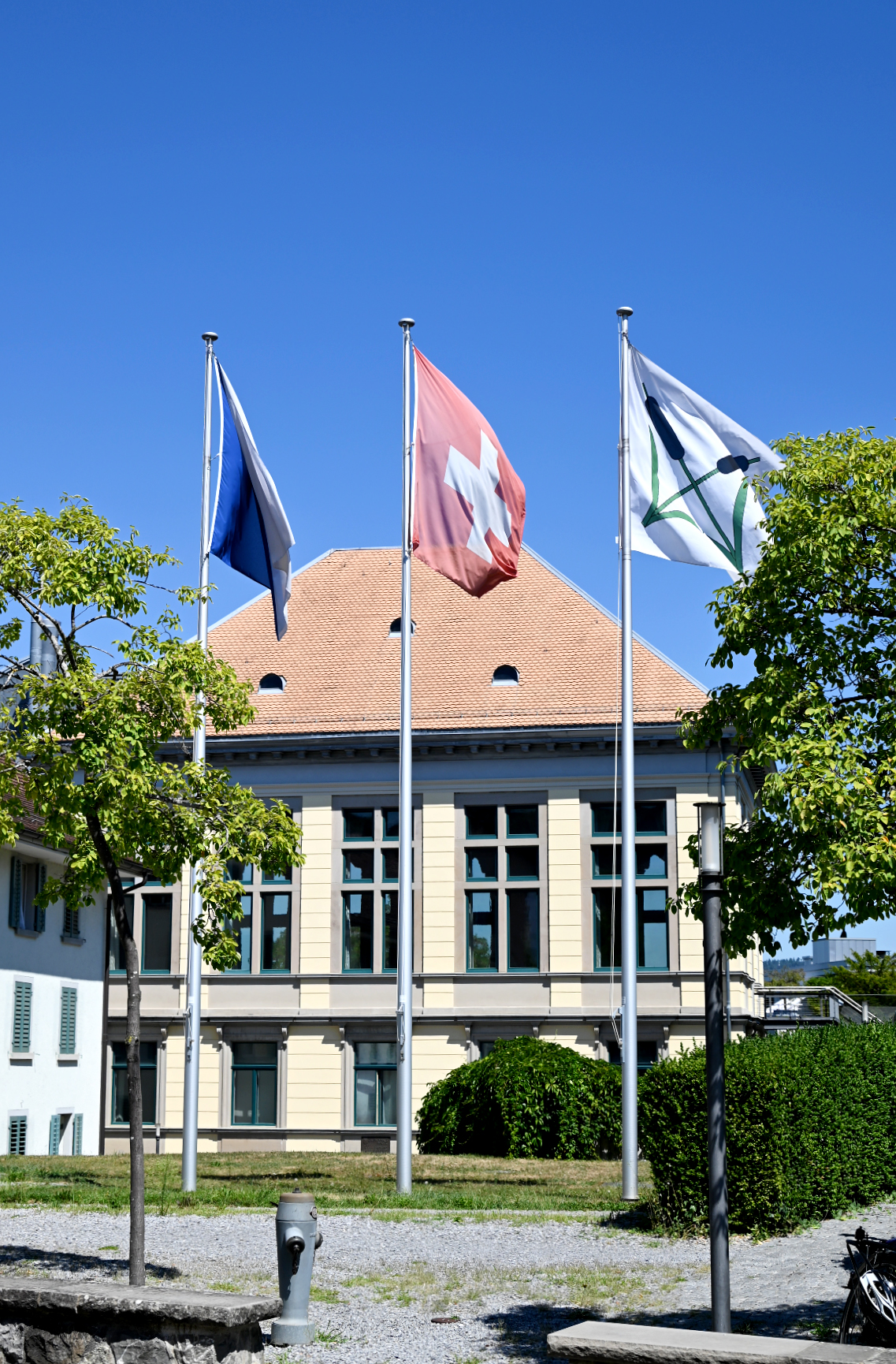 Fahnen im Wind vor dem Gemeindehaus