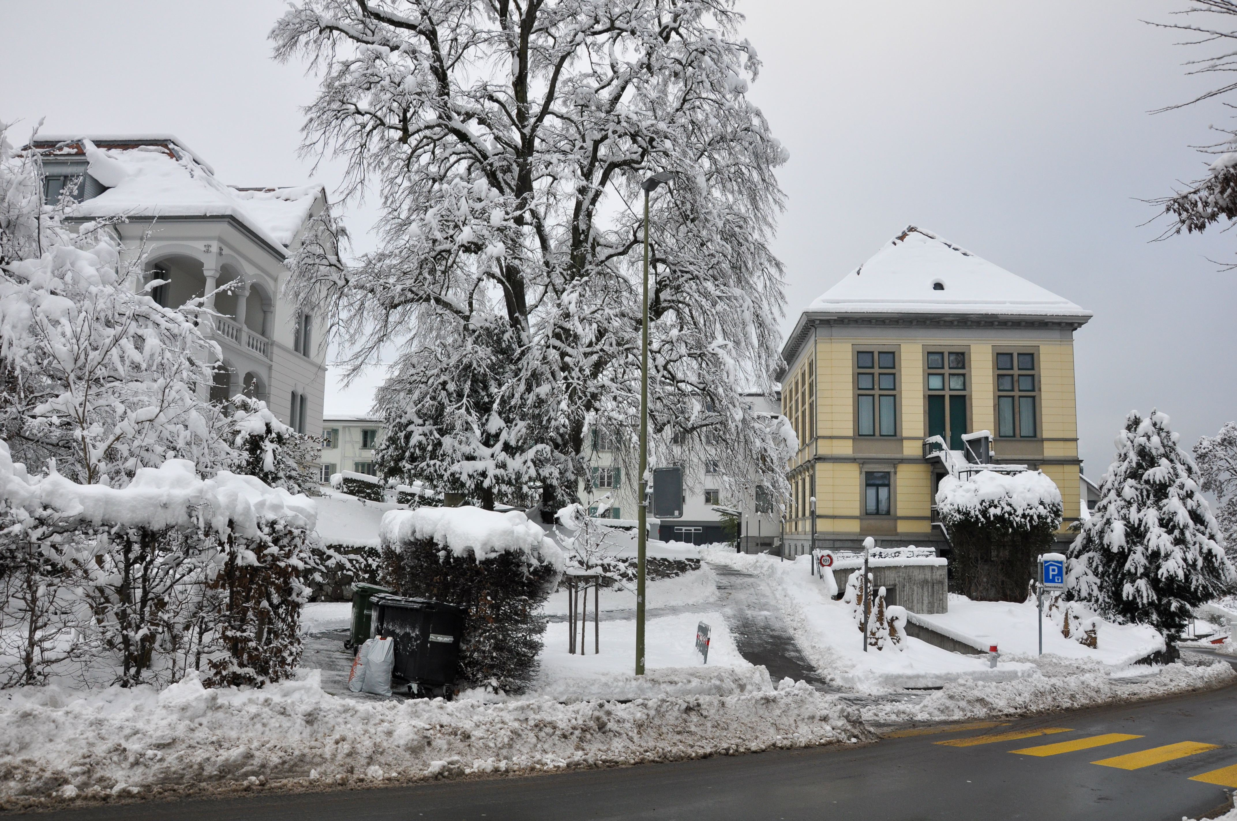Gemeindehaus und Haus Sonnegg im Winter (DLZ Gesellschaft und Sicherheit, DLZ Soziales und Präsidiales)