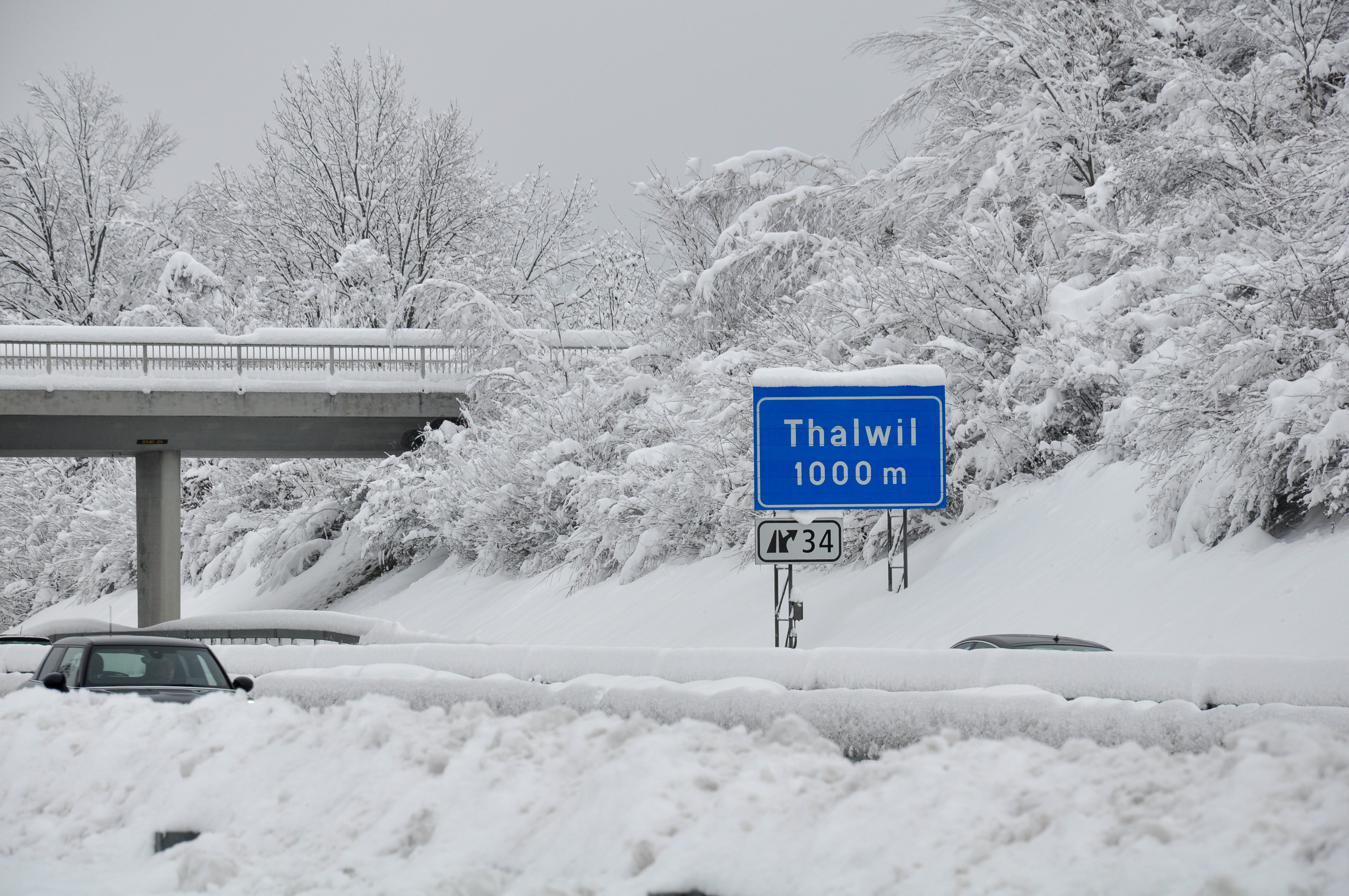 Ortsschild Autobahnausfahrt im Winter