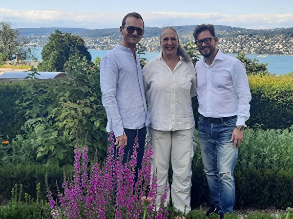Drei Personen im Rosengarten des Pfisterguts