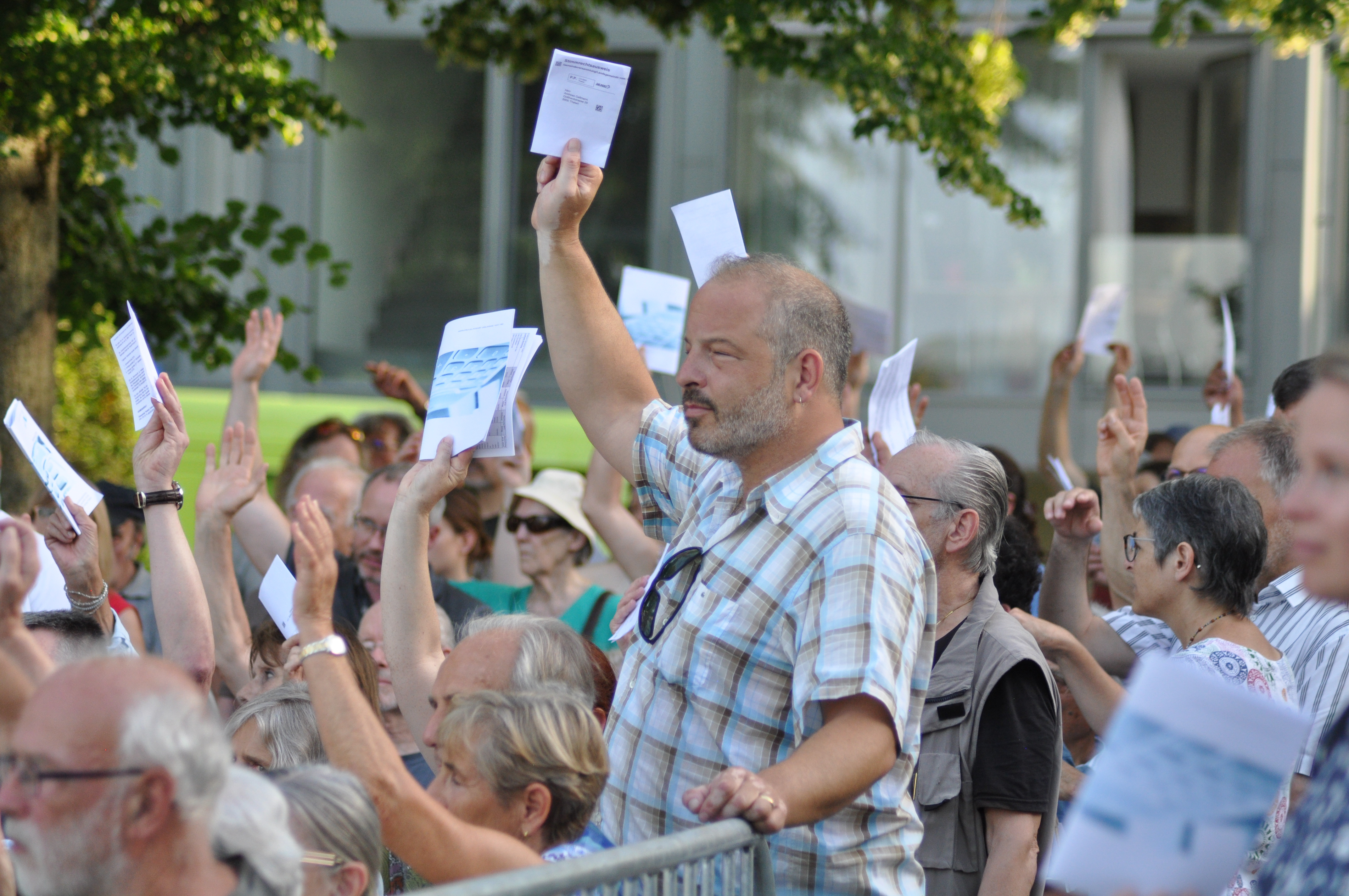 Gemeindeversammlung als Landsgemeinde im Plattenpark. Juni 2019.