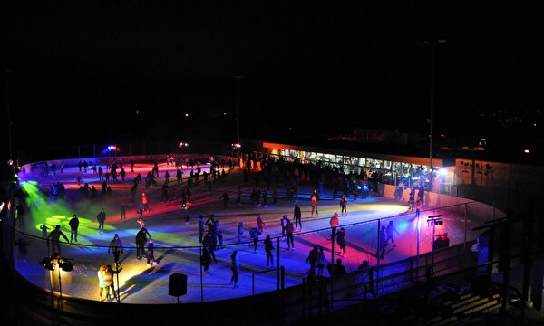 Bunt beleuchtete Eisbahn