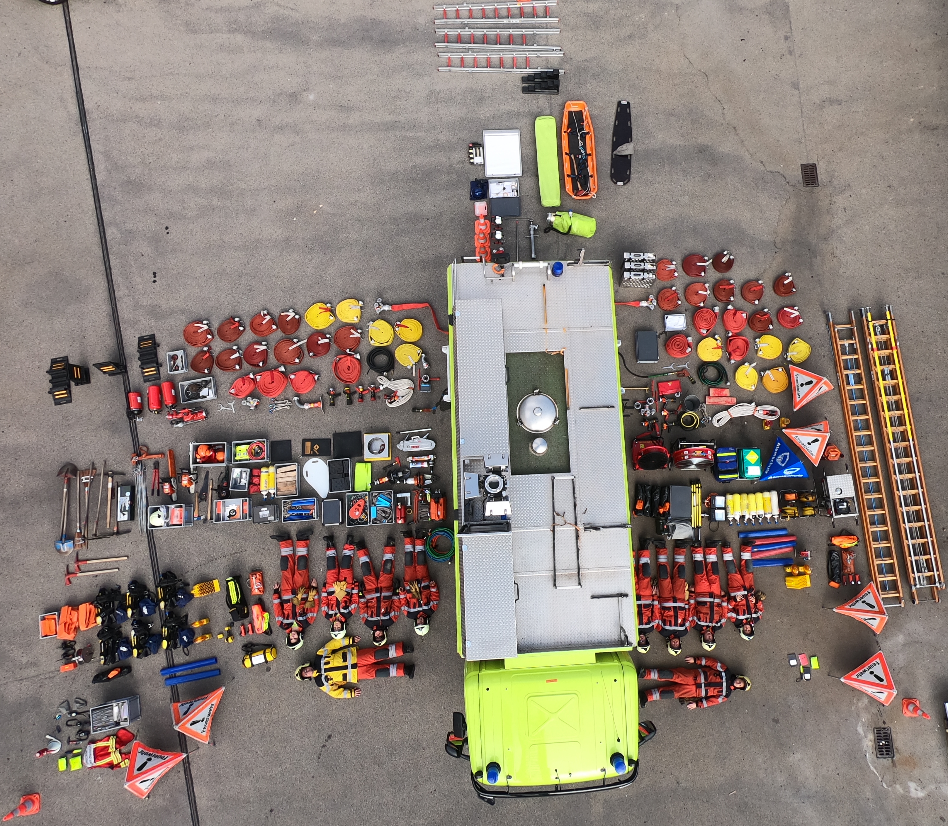 Luftbild eines Feuerwehrfahrzeuges mit sämtlichem Material