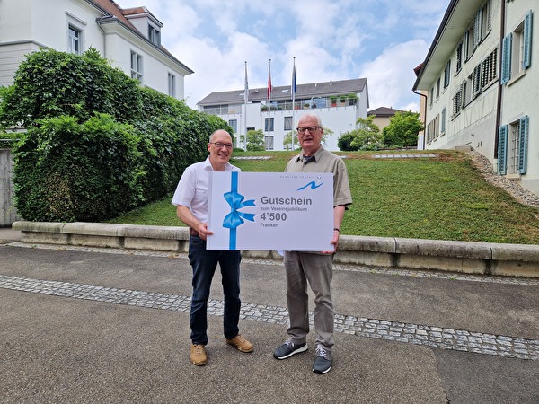 Gemeindepräsident mit Vereinspräsident vor dem Gemeindehaus