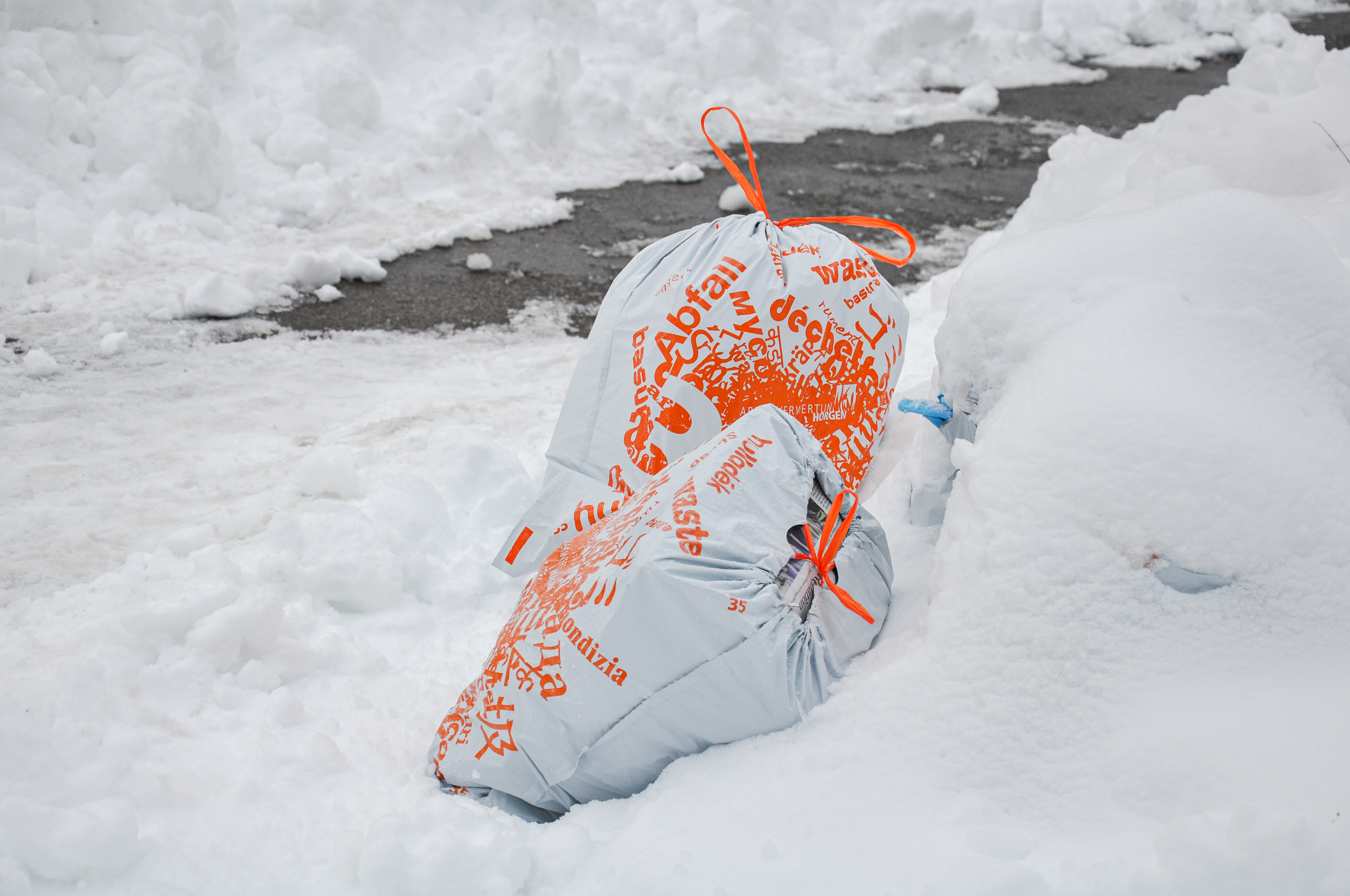 Kehrichtgebührensack im Schnee