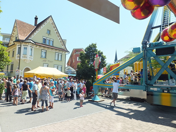 Kilbitreiben auf dem Dorfplatz