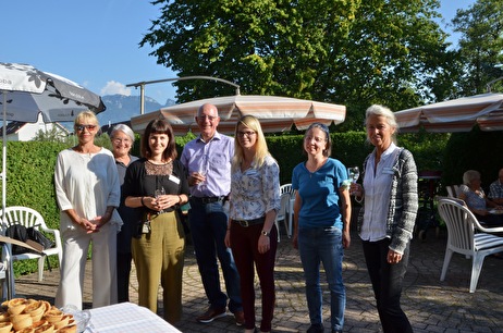 René Künzli (Mitte) lobte die Leitung und die Mitarbeitende des Hauses Augiessen für die hervorragende Beurteilung der Bewohnenden: «Das ist eure Leistung.»