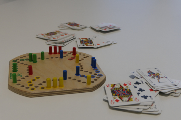 Foto von Spielkarten und Gesellschaftsspiel