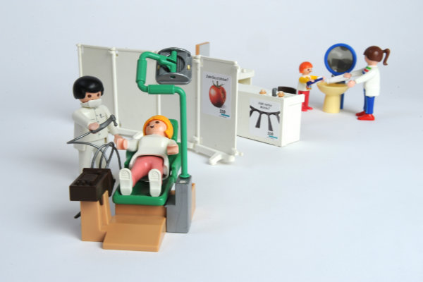 Playmobil-Figuren in einer Zahnarztpraxis