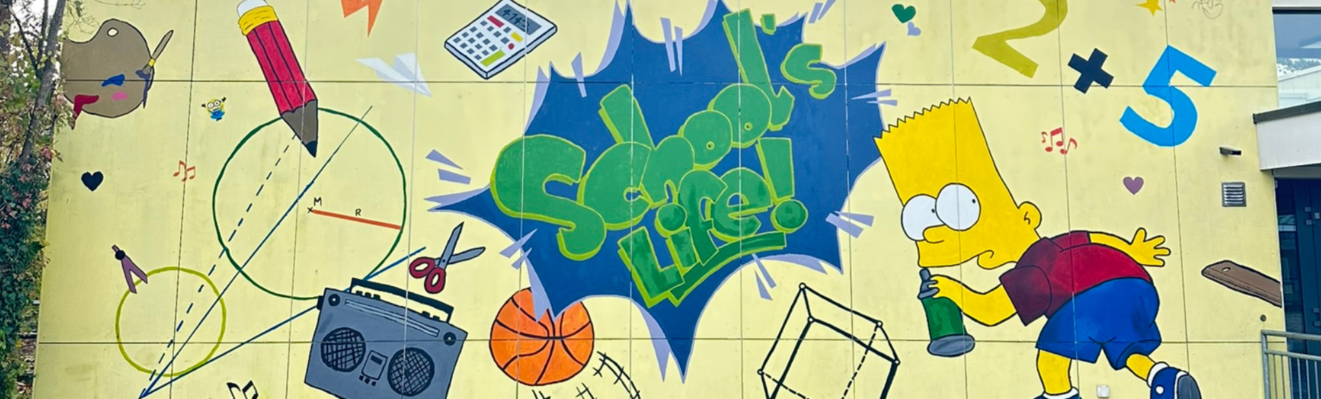 Bemalte Schulwand mit Graffiti