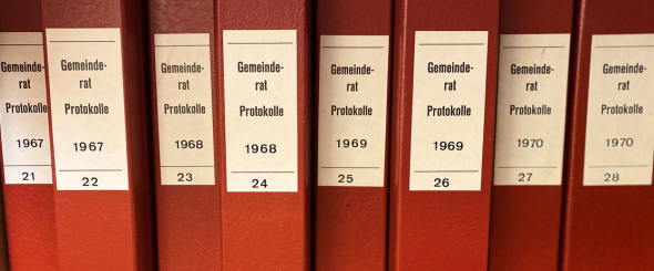 Ordnerrücken angeschrieben mit Geimeinderat Protokolle