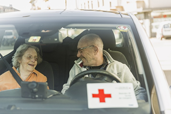 Auto mit Fahrer und Fahrgast