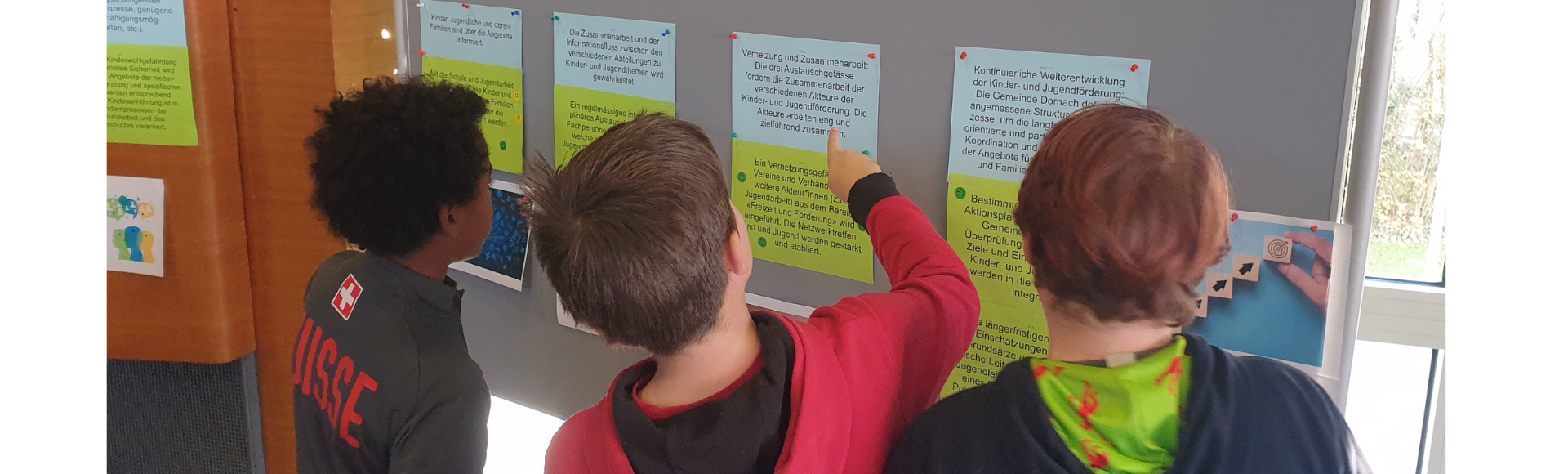 Kinder lesen von der Pinwand