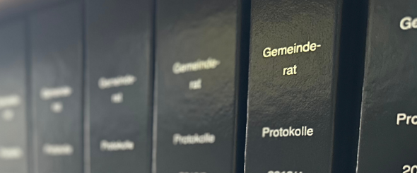 Ordnerrücken angeschrieben mit Geimeinderat Protokolle