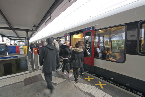 S-Bahn im Bahnhof Dornach-Arlesheim