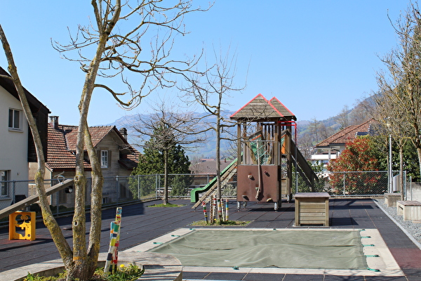 Spielplatz Schulhaus Mythen