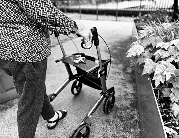 Rentnerin mit Rollator