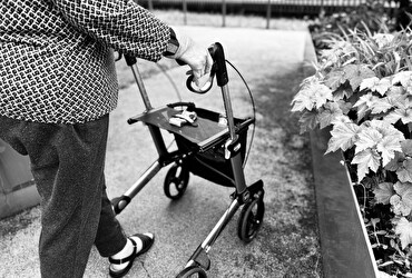 Rentnerin mit Rollator