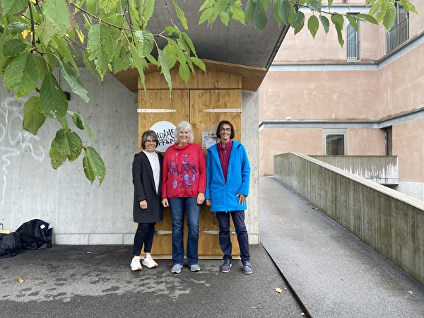 Drei Frauen vor öffentlichem Kühlschrank