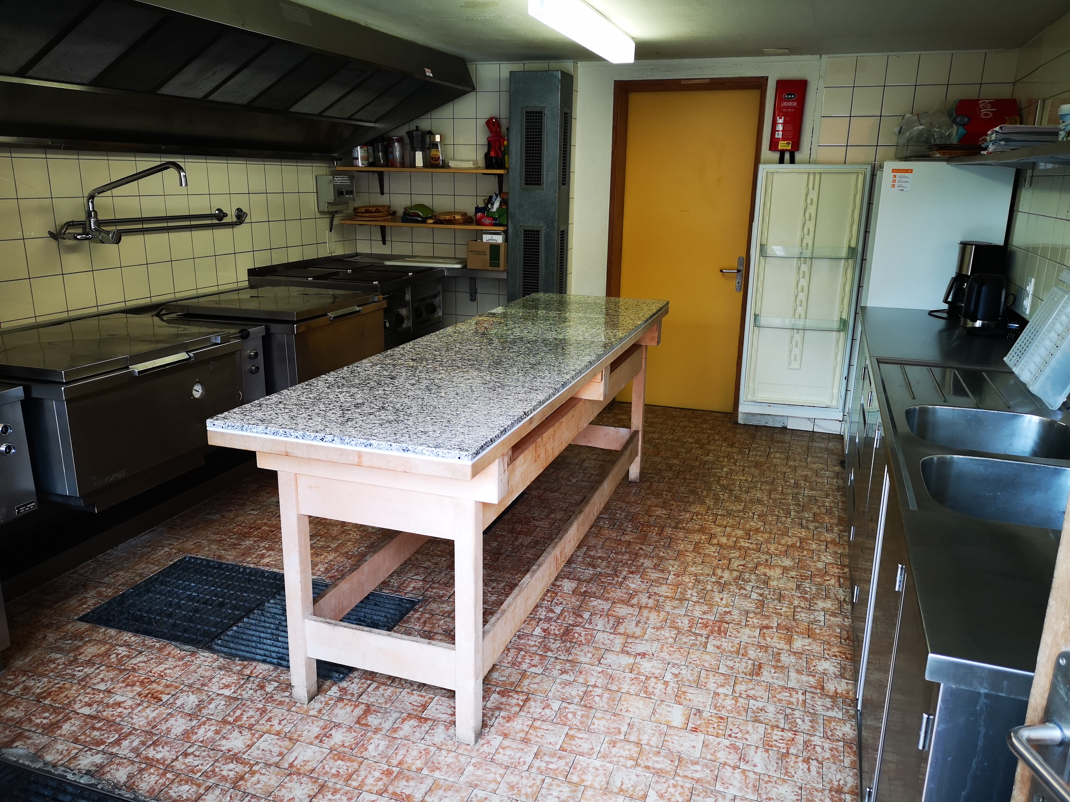 Die Küche verfügt über 2 elektrische Kippkessel, 1 Kochherd mit 4 Platten und Backofen, Kühlschrank und Geschirr für ca. 70 Personen