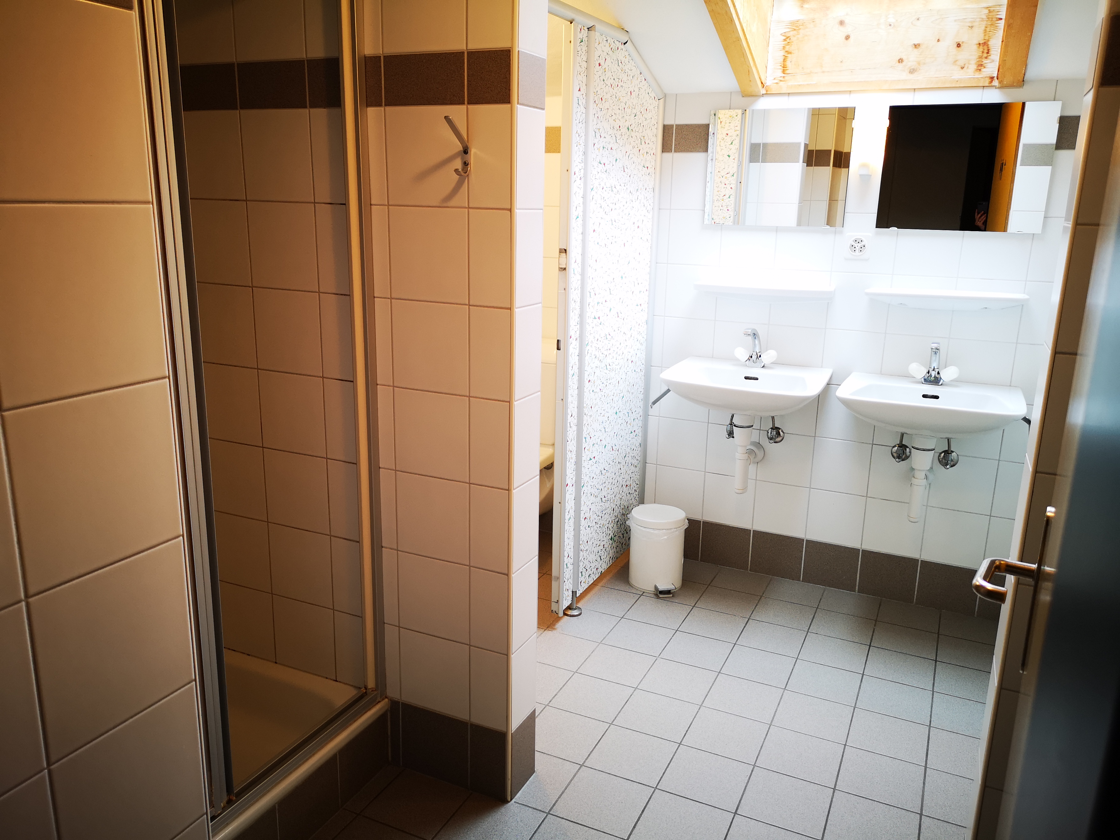 Im Dachgeschoss gibt es ein Bad mit 2 Waschbecken, 2 WCs und 2 Duschen. Diese können nicht abgetrennt werden.