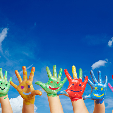 Bemalte Kinderhände ragen in die Luft