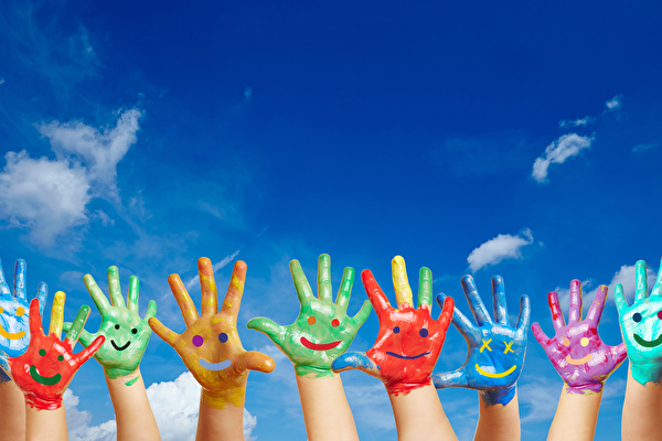 Bemalte Kinderhände ragen in die Luft