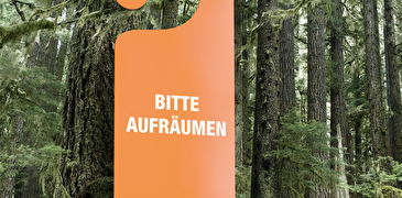Bitte aufräumen-Schild im Wald