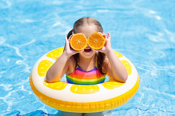 Mädchen im Pool