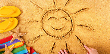 Sonne in Sand gezeichnet