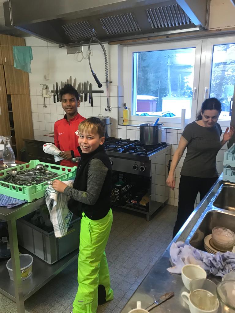 Impressionen Wintersportlager 2020 der Primarstufe in Sur en