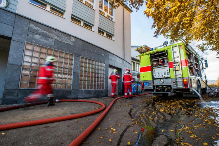 Die Schule Hittnau probte zusammen mit der Feuerwehr Hittnau den Ernstfall