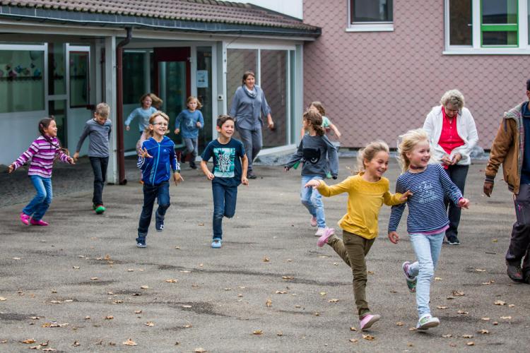 Die Schule Hittnau probte zusammen mit der Feuerwehr Hittnau den Ernstfall