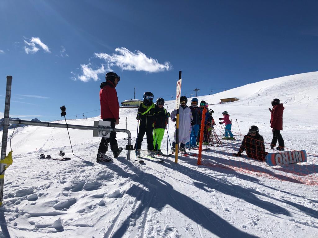 Impressionen Wintersportlager 2020 der Primarstufe in Sur en