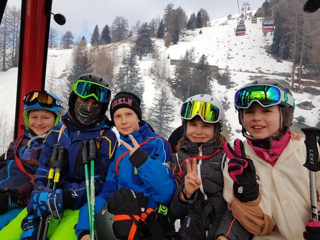 Impressionen Wintersportlager 2020 der Primarstufe in Sur en