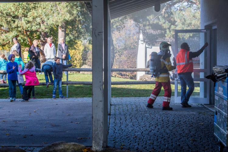 Die Schule Hittnau probte zusammen mit der Feuerwehr Hittnau den Ernstfall