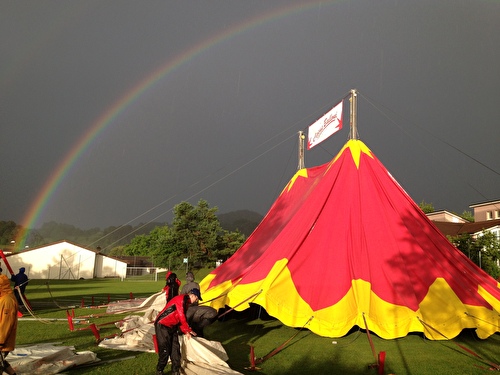 Zirkuszelt mit Regenbogen