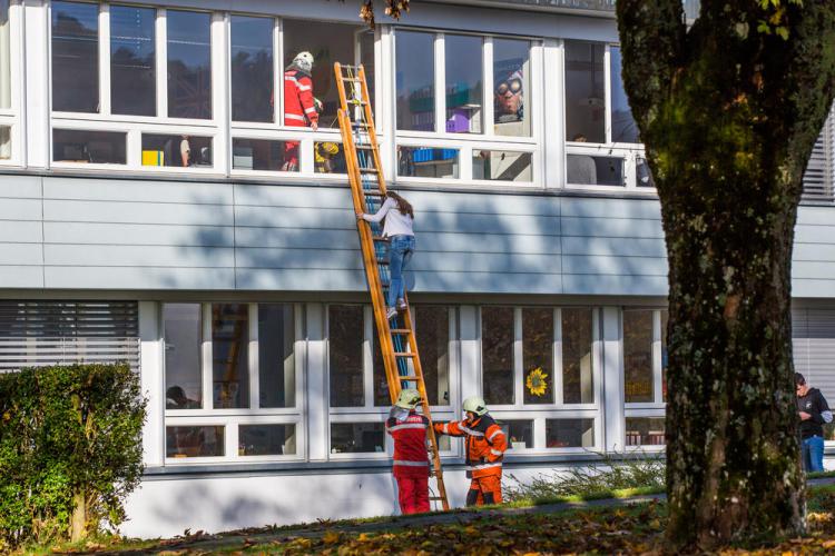 Die Schule Hittnau probte zusammen mit der Feuerwehr Hittnau den Ernstfall