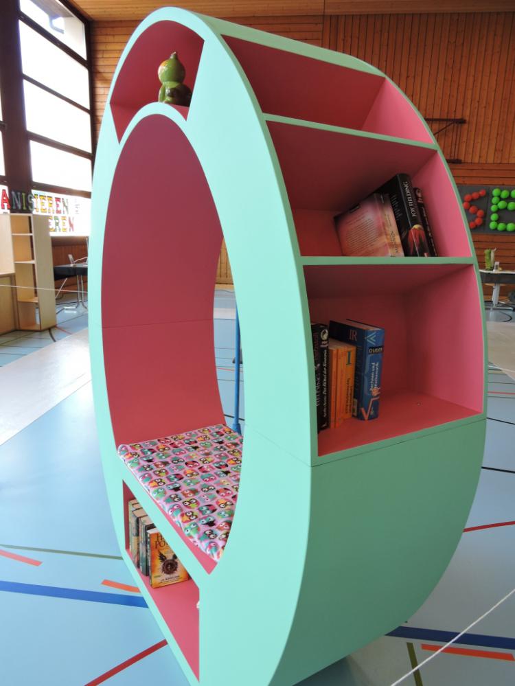 Leselounge in Form eines Büchergestells von Flurina Bischof