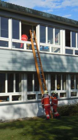Die Schule Hittnau probte zusammen mit der Feuerwehr Hittnau den Ernstfall