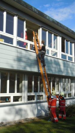 Die Schule Hittnau probte zusammen mit der Feuerwehr Hittnau den Ernstfall