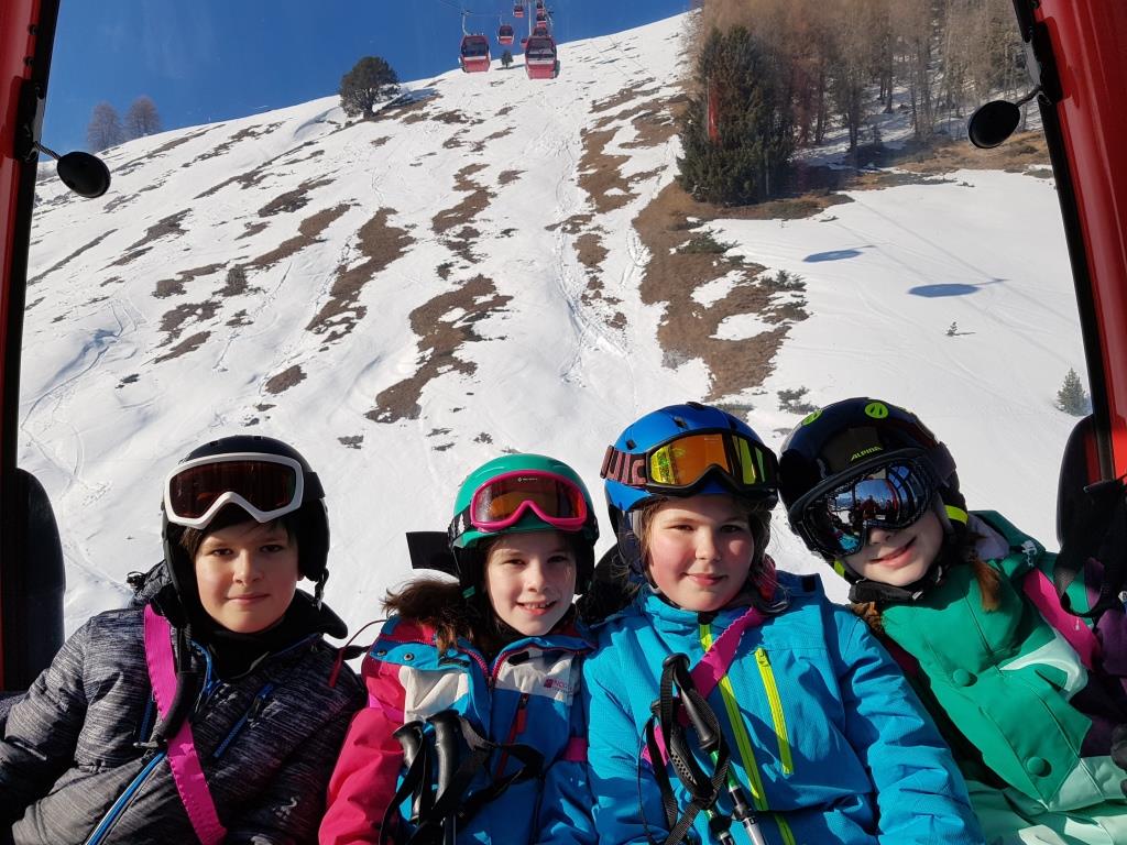 Impressionen Wintersportlager 2020 der Primarstufe in Sur en