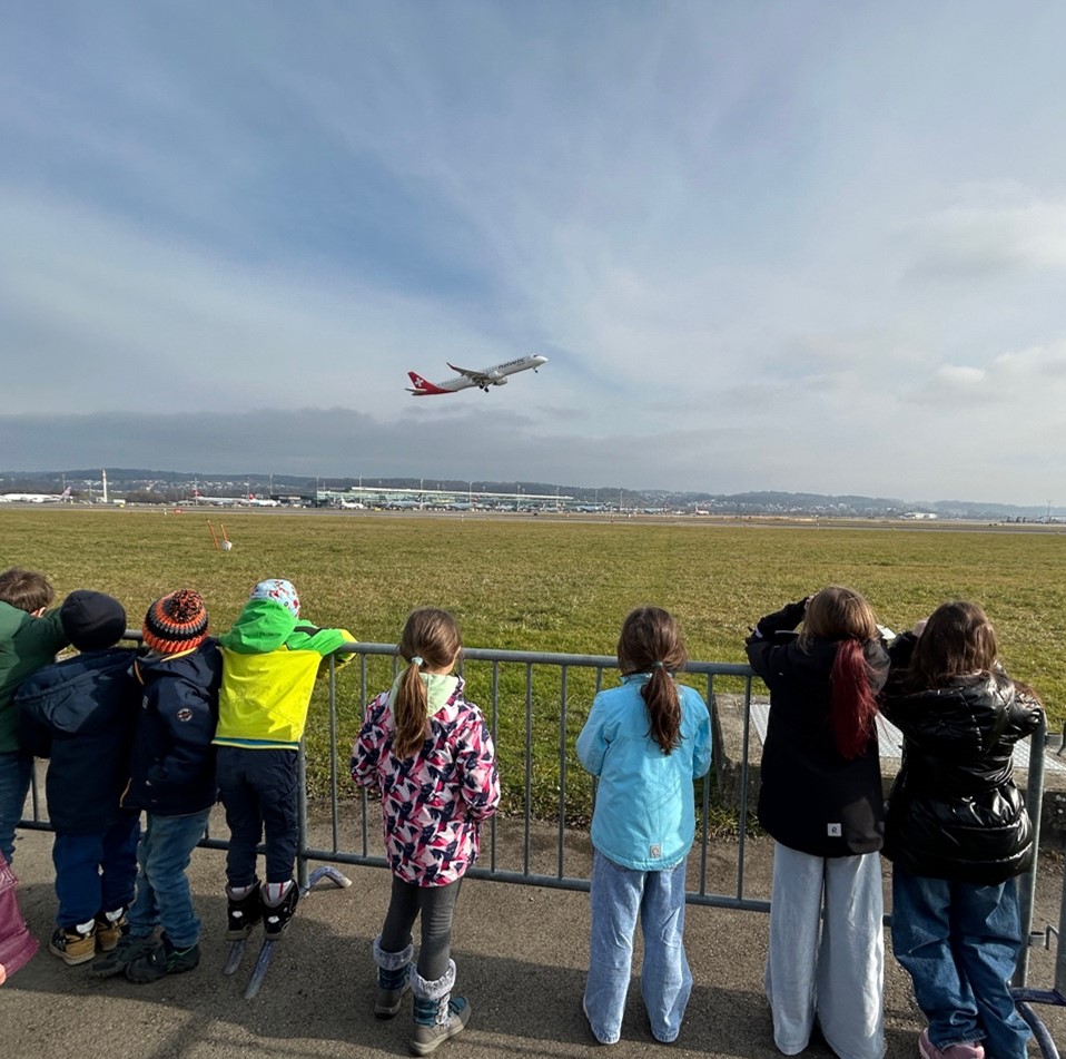 2. Klasse am Flughafen Zürich 