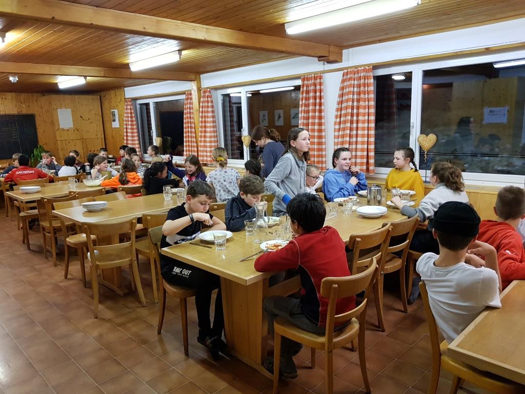 Impressionen Wintersportlager 2020 der Primarstufe in Sur en