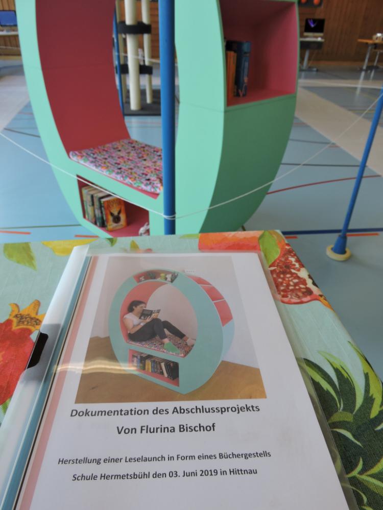 Leselounge in Form eines Büchergestells von Flurina Bischof