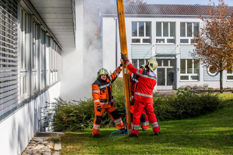 Die Schule Hittnau probte zusammen mit der Feuerwehr Hittnau den Ernstfall