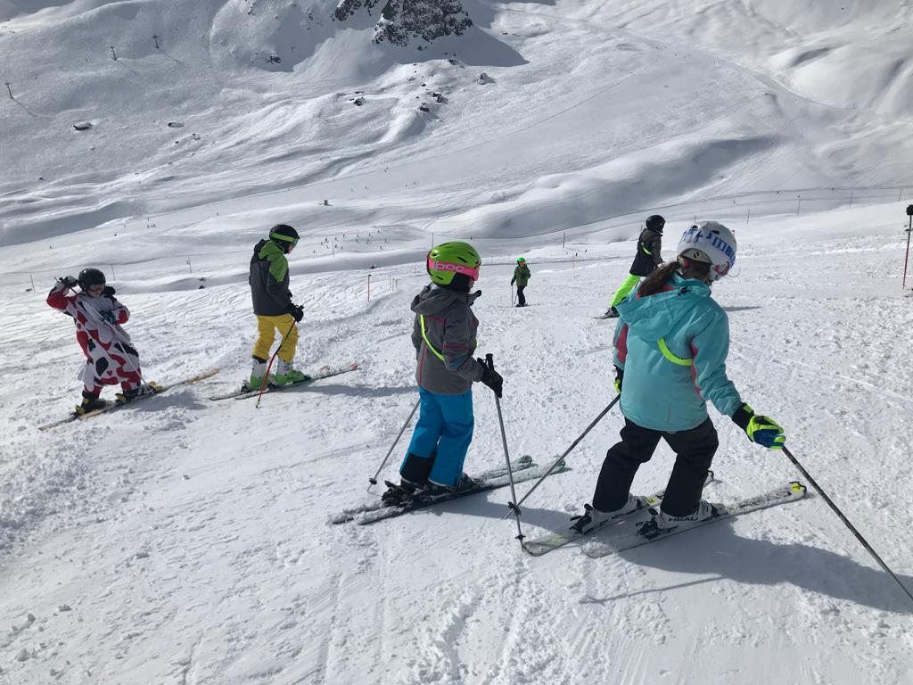 Impressionen Wintersportlager 2020 der Primarstufe in Sur en