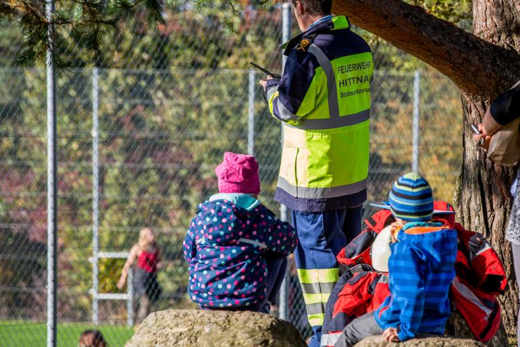 Die Schule Hittnau probte zusammen mit der Feuerwehr Hittnau den Ernstfall